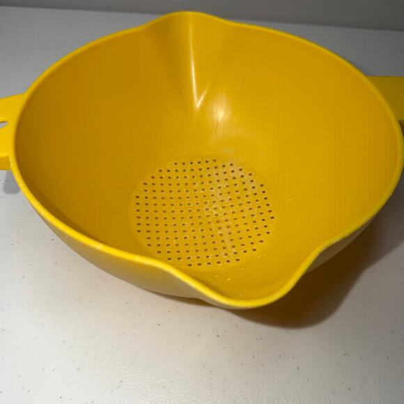Vintage Yellow Tupperware Handled Colander Strainer 2 qt Double Spout #1523 - Picture 5 of 8